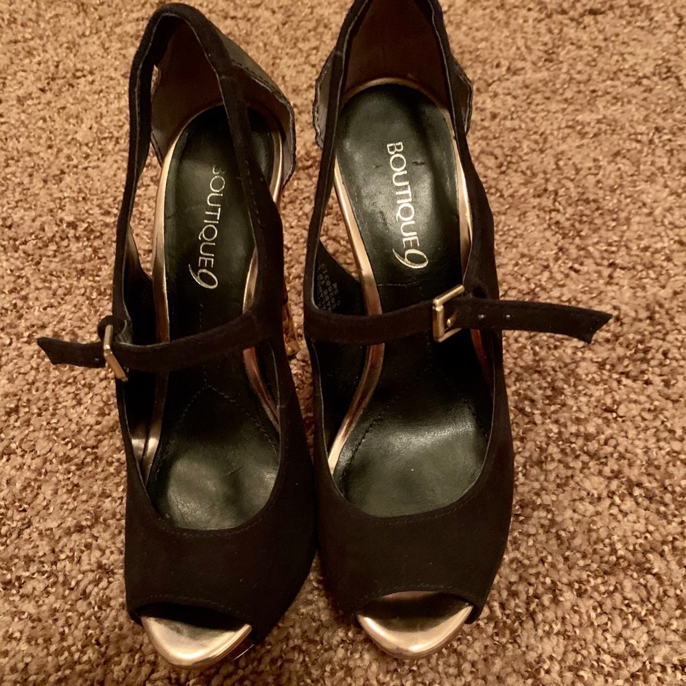 Black and gold stiletto.